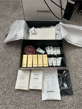 CHANEL Sample Gift Set in White and Black. New